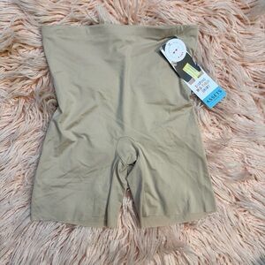 SPANX Assets Shaping Mid-Thigh Short in Beige Size XL